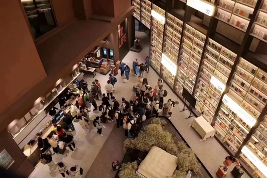 4月4日凌晨,上海虹桥中心爱琴海亚朵S酒店,迎来了武汉第六医院的医疗队。图片来源:亚朵集团