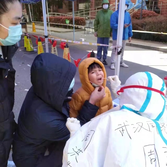 武汉同济医院医护人员入小区采集核酸。图片来源:受访者提供