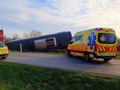 匈牙利一汽车驶入铁轨撞火车：一车厢脱轨，5人死亡