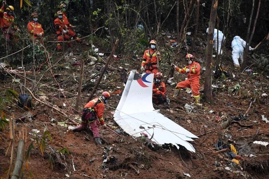▲3月24日,搜救人员在东航MU5735客机坠毁事故核心现场进行搜索。(新华社/图)