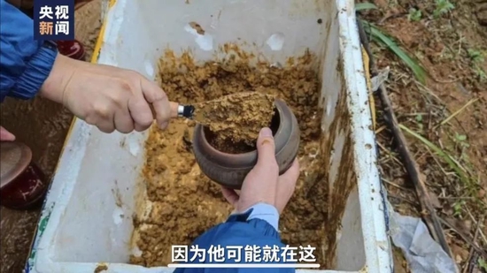 ▲在“3·21”东航飞行事故搜寻现场,有乘客家属使用陶罐带现场泥土回家 (央视新闻视频截图/图)