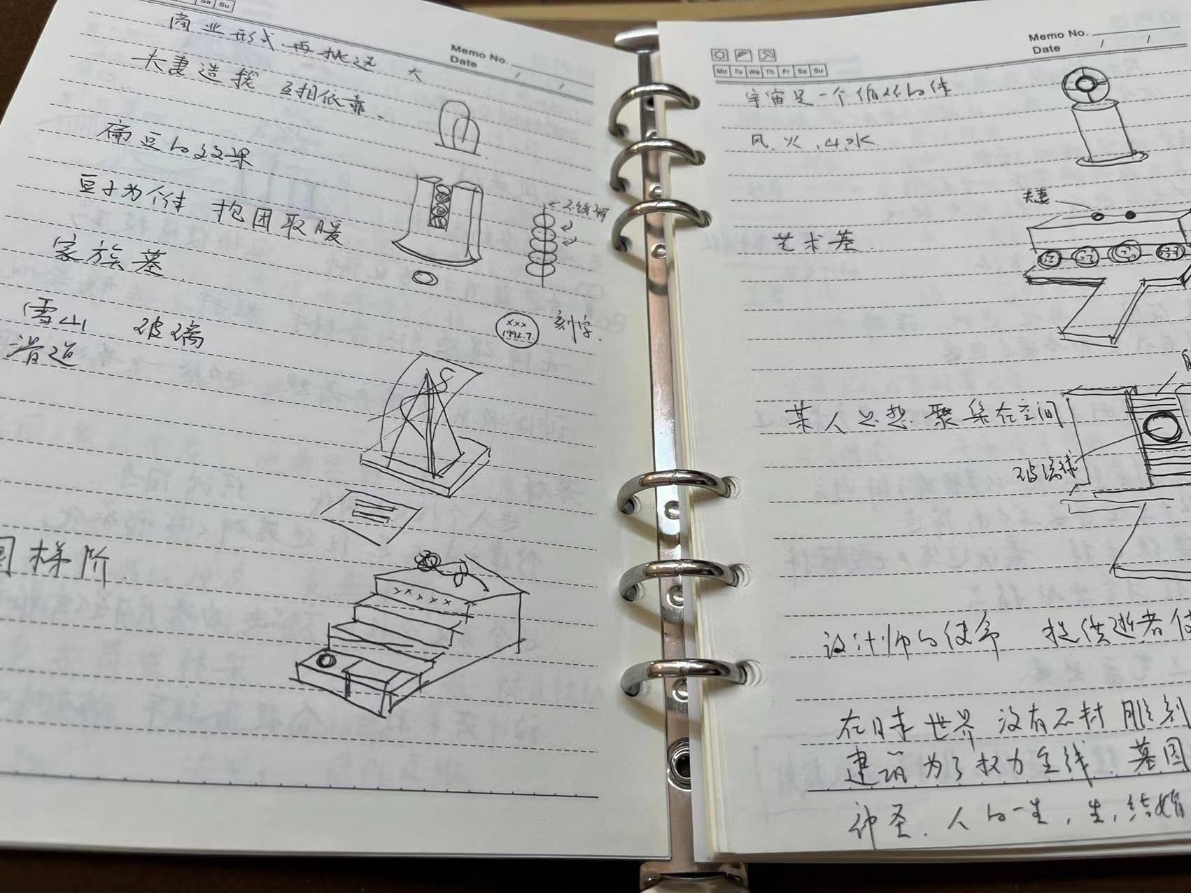 朱磊笔记本上记满了关于墓碑设计的内容。受访者供图