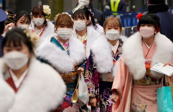 当地时间2022年1月10日,日本,20岁的女子穿着和服,参加成人仪式。图/IC photo