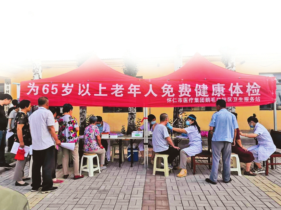 怀仁市医疗集团紧密型县域医共体建设激发基层服务新活力。图为医疗集团为65岁以上老年人免费健康体检。怀仁市医疗集团供图