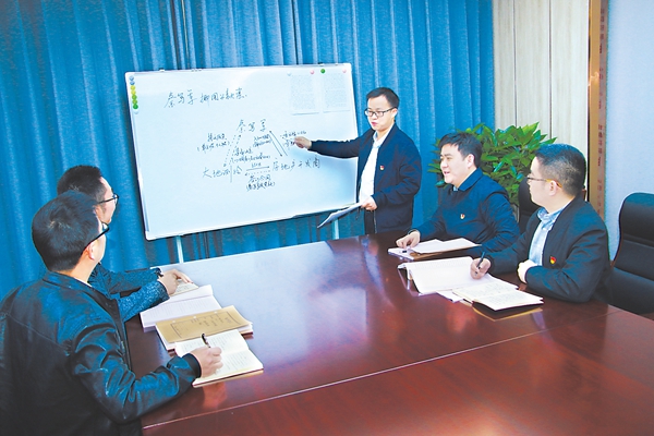 图为重庆市云阳县纪委监委第七审查调查室和案件审理室工作人员研讨秦笃军案有关问题。熊浩燃 摄