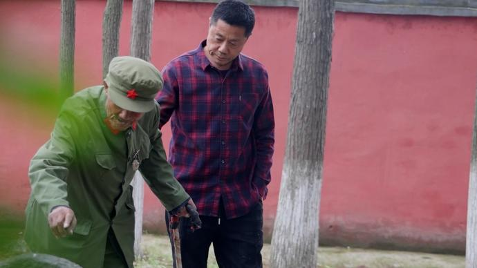 　　98岁老兵为烈士守陵60年，如今接力棒交到儿子手上。