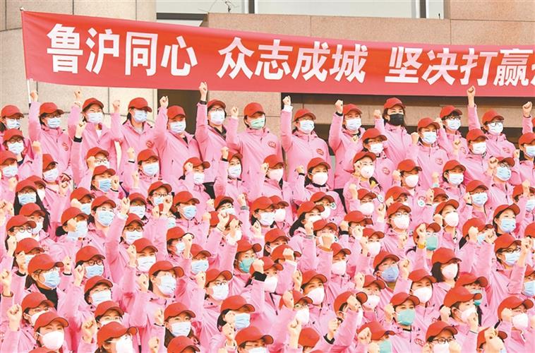 图为第一批山东省援沪医疗队队员参加出征仪式。新华社记者 徐速绘 摄