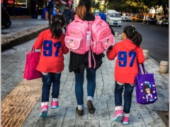 多孩不同校，家长接送难怎么破？成都“长幼随学”新政来了