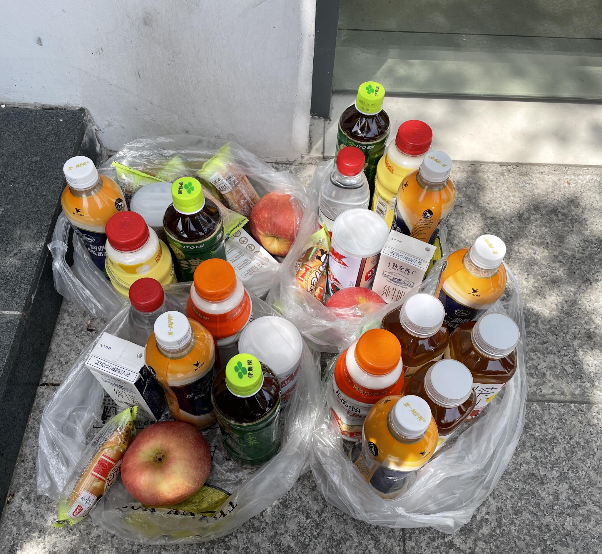 结束采样后,工人们送给他们牛奶饮料等