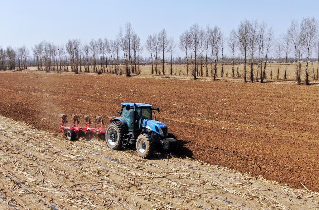 　　内蒙古达拉特旗吉格斯太镇蛇肯点素村农民春耕。（受访单位供图）