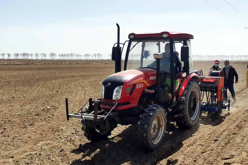 　　内蒙古河套灌区农民春耕。（受访单位供图）