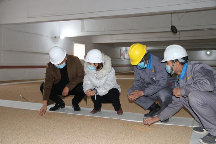 “回头看”实地查看涉粮专项巡察反馈问题整改情况。（巴州和静县纪委监委 崔红杰 摄）