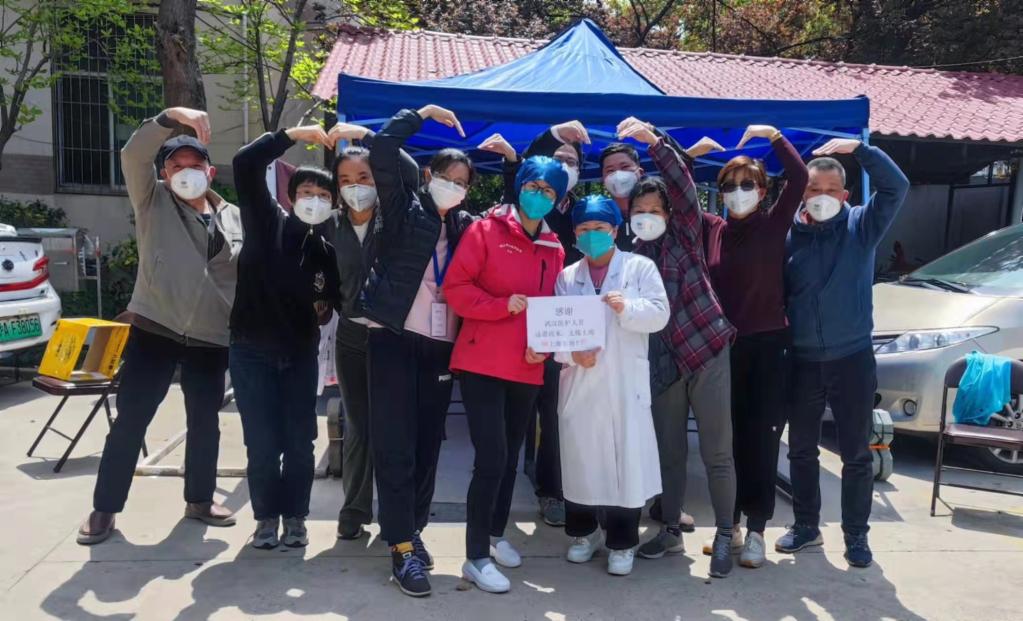 上海市民向医务人员表示感谢。(受访者供图)