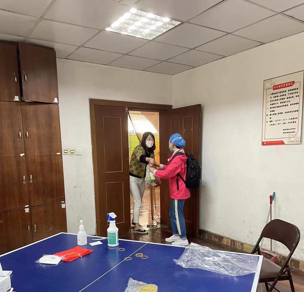 社区居民为即将离开的医务人员送来水果等物资。(受访者供图)
