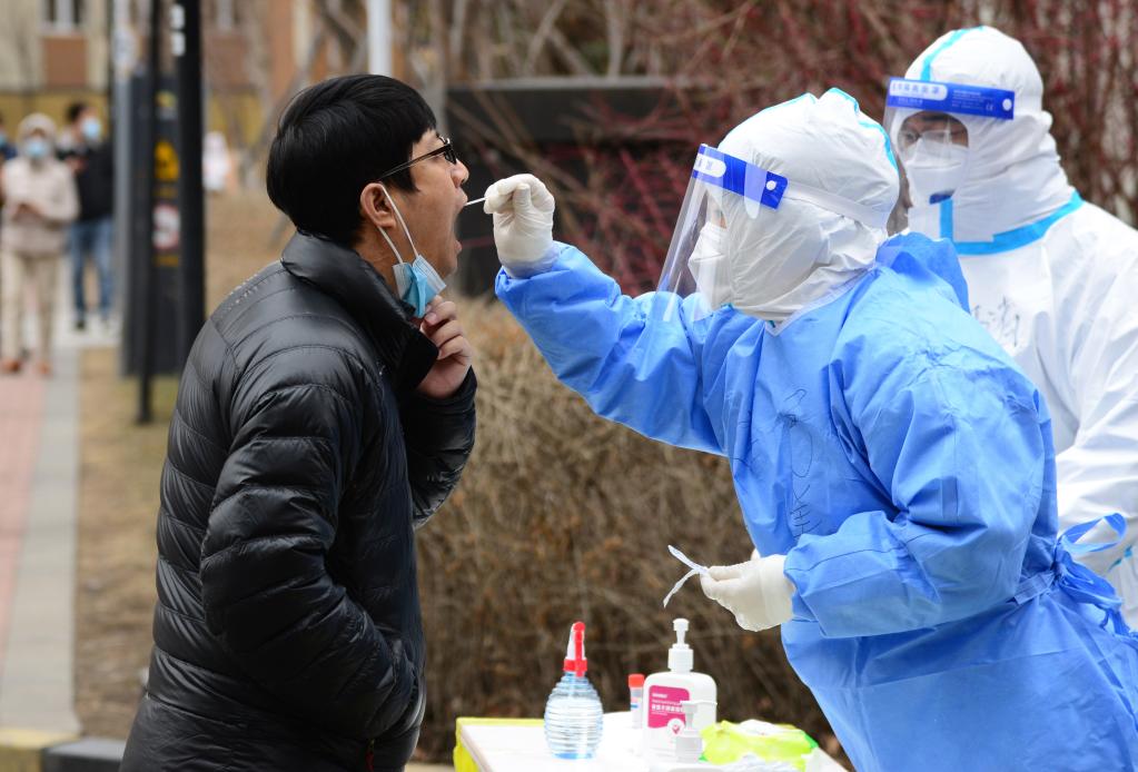 5日，延边支援长春人员在长春市南关区进行核酸检测。新华社记者张建摄