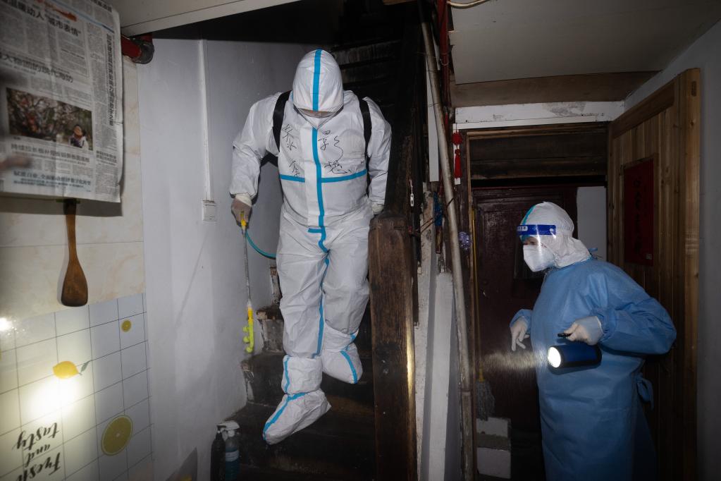 4月5日,工作人员在消杀“亭子间”里的楼道。新华社记者 金立旺 摄