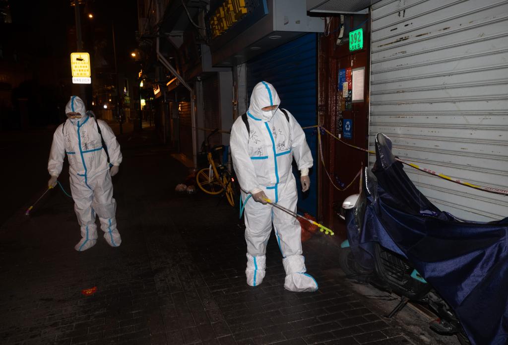 4月5日,工作人员在消杀“亭子间”外围环境。新华社记者 金立旺 摄