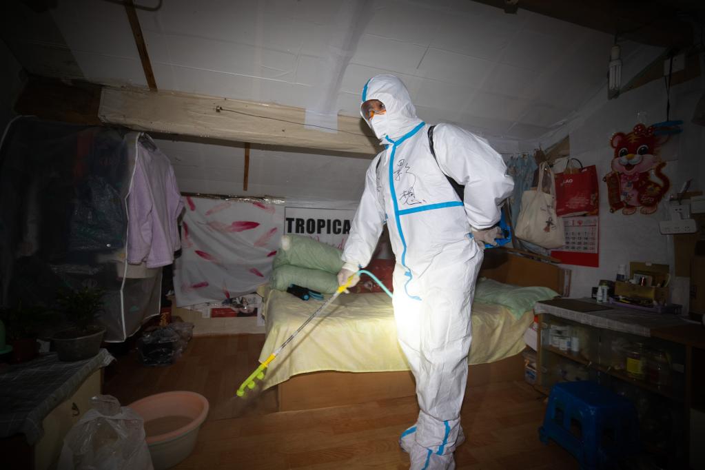 4月5日,工作人员在给赵女士的房间做消杀处理。新华社记者 金立旺 摄