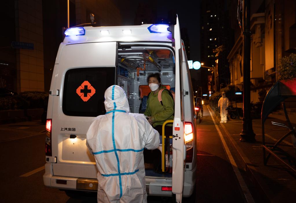 4月5日晚上19点左右,赵女士坐进120救护车。新华社记者 金立旺 摄