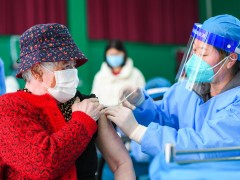 新京报社论：提高老年人接种率，是未来防疫“关键一招”