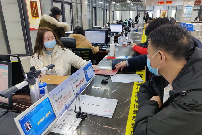 　　郴州市政务服务中心窗口工作人员在为群众办理不动产登记