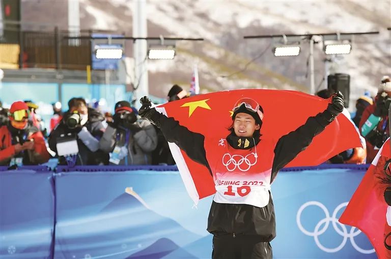 图为中国单板滑雪选手苏翊鸣在比赛后庆祝。本报记者 瞿芃 摄