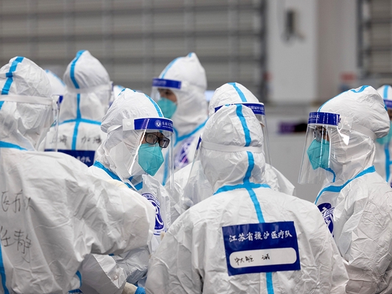 2022年4月6日,在上海临港方舱医院,来自江苏的医护人员在讨论工作。新华社发(华山医院 供图)
