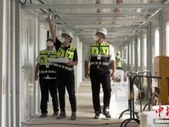 中央援港医院建设者：泥地搭帐篷 “小时制”施工 要和病毒争时间