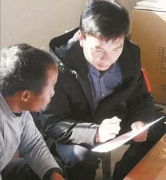 侯朝辉(右)到联系农户家中宣讲产业帮扶政策 
