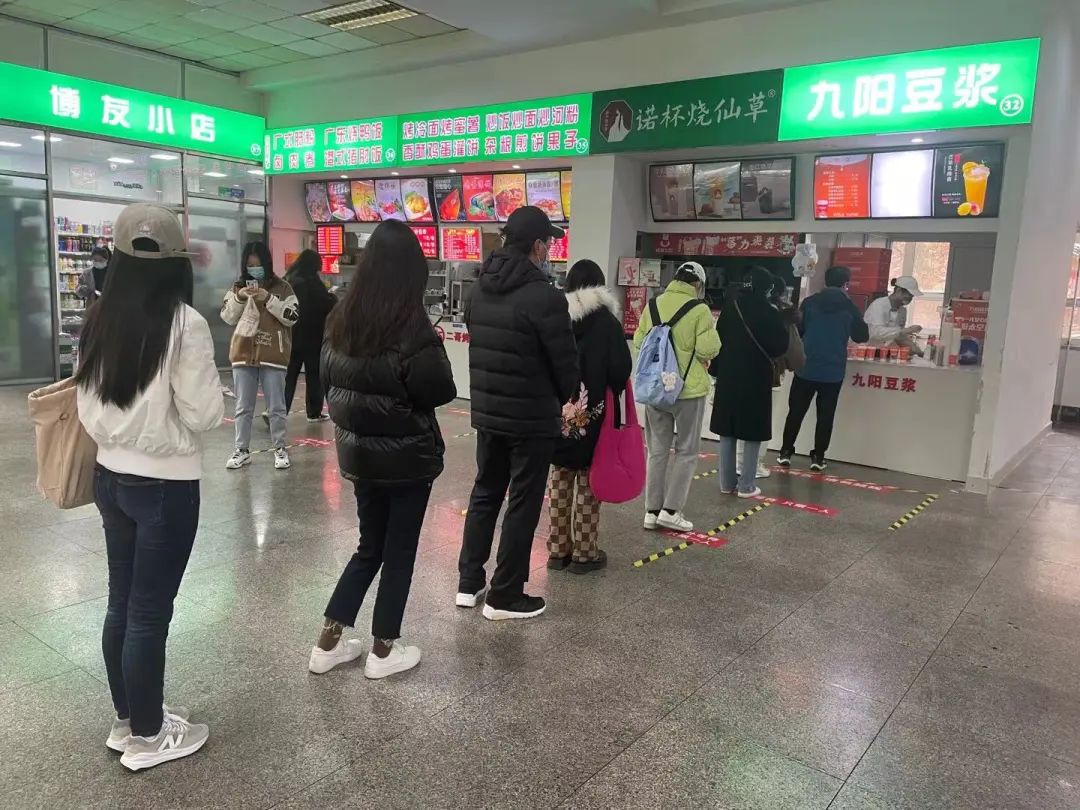 ► 一米线标识引导师生有序排队取餐;通过电子显示屏、宣传海报、语音播报、指示牌等宣传疫情防控知识和要求,鼓励错峰就餐。