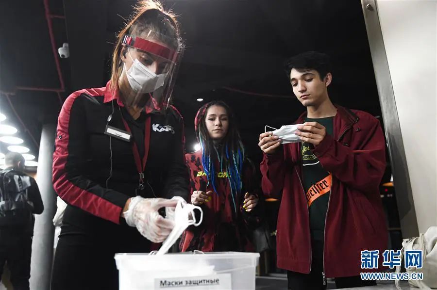 在俄罗斯首都莫斯科,观众进入一家电影院前佩戴口罩。资料图 (叶甫盖尼·西尼岑摄)