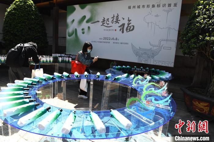 活动现场,“有福之州”城市形象标识制品琳琅满目。 王东明 摄