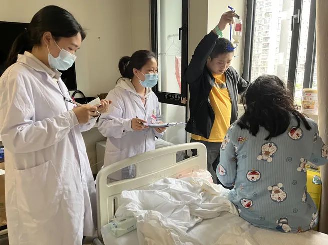 市妇幼保健院,驻科药师对住院患者进行药学查房及用药教育。重庆市卫生健康委供图