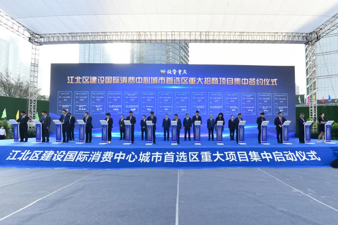 现场签约 邹乐 摄