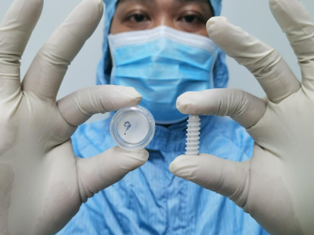 海南苏生生物科技有限公司技术人员展示新产品。（新华社记者吴茂辉 摄）