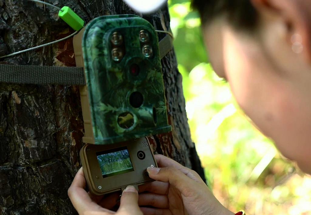 2021年7月27日，女子巡护队队员在维护监测相机。新华社记者 王松 摄