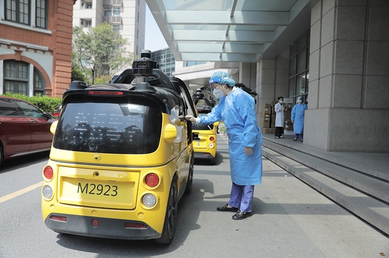 4月7日,瑞金医院医护人员操作自动配送车 瑞金医院 图