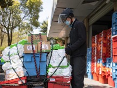 多企业驰援上海：调配骑手快递员，上线生鲜套餐、应急服务