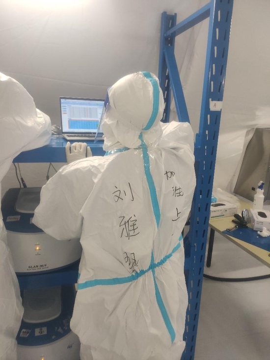 上海宝山区兰卫方舱实验室，刘雅琴穿着防护服正在工作。受访者供图
