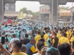 大乱斗！台湾数百人庙前打群架 有人偷开警车冲进人群