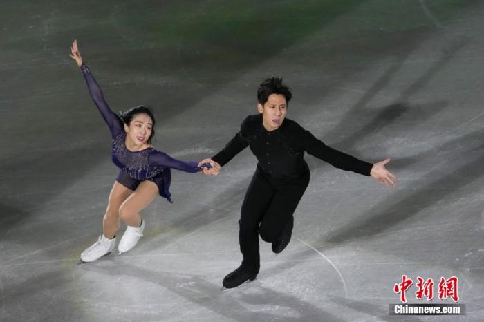 2月20日,北京2022年冬奥会花样滑冰表演滑在首都体育馆举行。图为中国队选手隋文静/韩聪在表演滑中。 中新社记者 毛建军 摄