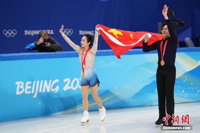2月19日,中国组合隋文静(左)/韩聪在比赛后手举五星红旗滑行。当日,北京2022年冬奥会花样滑冰双人滑自由滑比赛在首都体育馆举行,中国组合隋文静/韩聪夺得双人滑冠军。 中新社记者 崔楠 摄