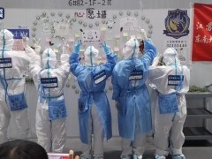 上海方舱医院暖心事：“大白”背上自制手绘包 “舱友”心愿墙上抒心愿！