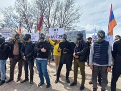 亚美尼亚民众在美使馆门前抗议 反对生物实验活动