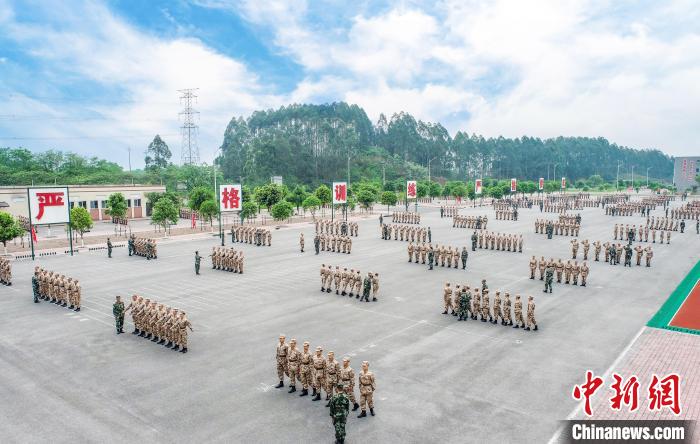 动员大会结束后，新兵们展开训练。　唐志勇 摄
