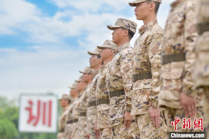动员大会结束后，新兵们展开训练。　王肸 摄
