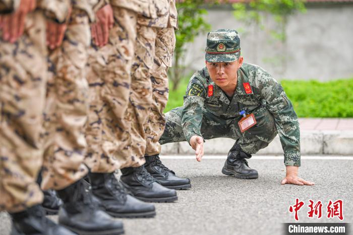 新训班长对新兵进行严格训练。　王肸 摄