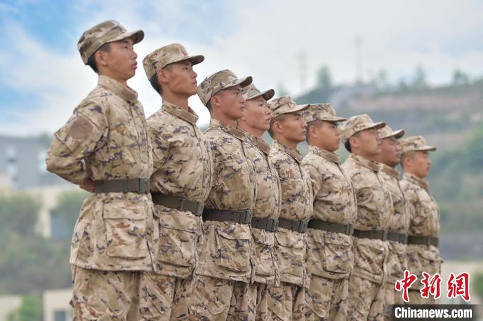 动员大会结束后，新兵们展开训练。　王肸 摄