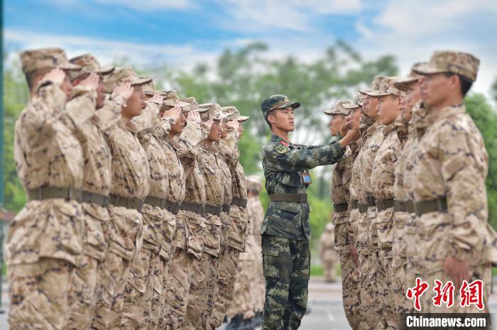 新训班长对新兵进行严格训练。　唐志勇 摄