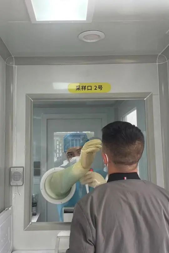 正负压防护核酸采样舱。秦晓英 摄
